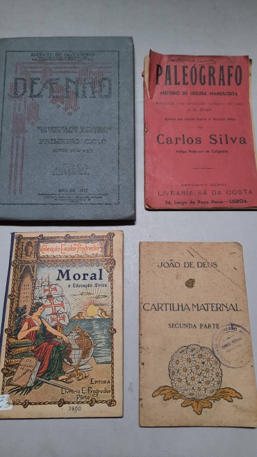 Quatro (4) Livros Escolares Antigos