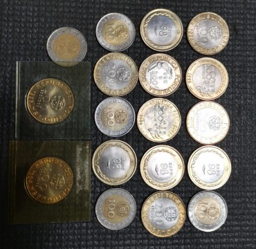 13 moedas de 200$ e 5 moedas de 100$