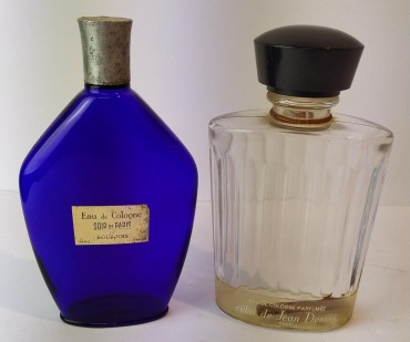 Dois frascos de perfume 