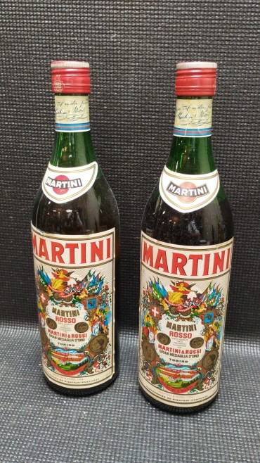 Duas garrafas de Martini Rosso