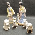 Par de figuras orientais e quatro cães