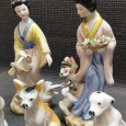 Par de figuras orientais e quatro cães