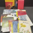 Lote de revistas e dois livros sobre arranjos florais japoneses 