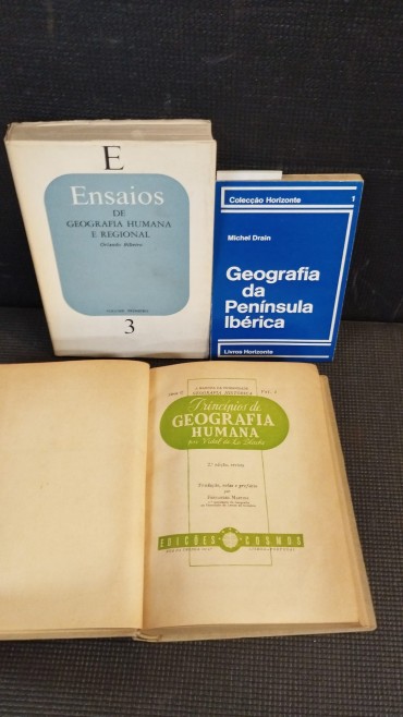 Três livros sobre geografia 