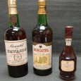 Duas garrafas de Moscatel e miniatura de vinho Royal Oporto 