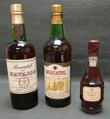 Duas garrafas de Moscatel e miniatura de vinho Royal Oporto 