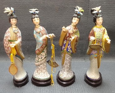 Quatro figuras femininas 